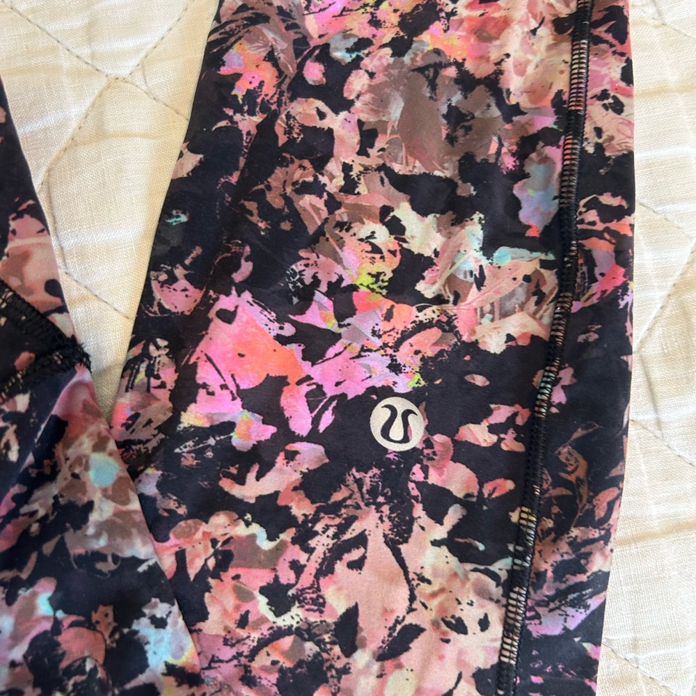 Lululemon leggings size 2 - Picture 6 of 8